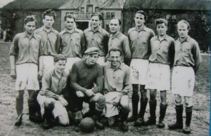 Abb. 17_OSC Mannschaft um 1950 auf dem Platz an der Hindenburghalle